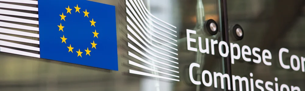 Sicherheitskennzeichnung im Maschinenbau – Übersicht der Praxisratgeber von ergo-safe zu Normen, Warnzeichen und Aufklebern